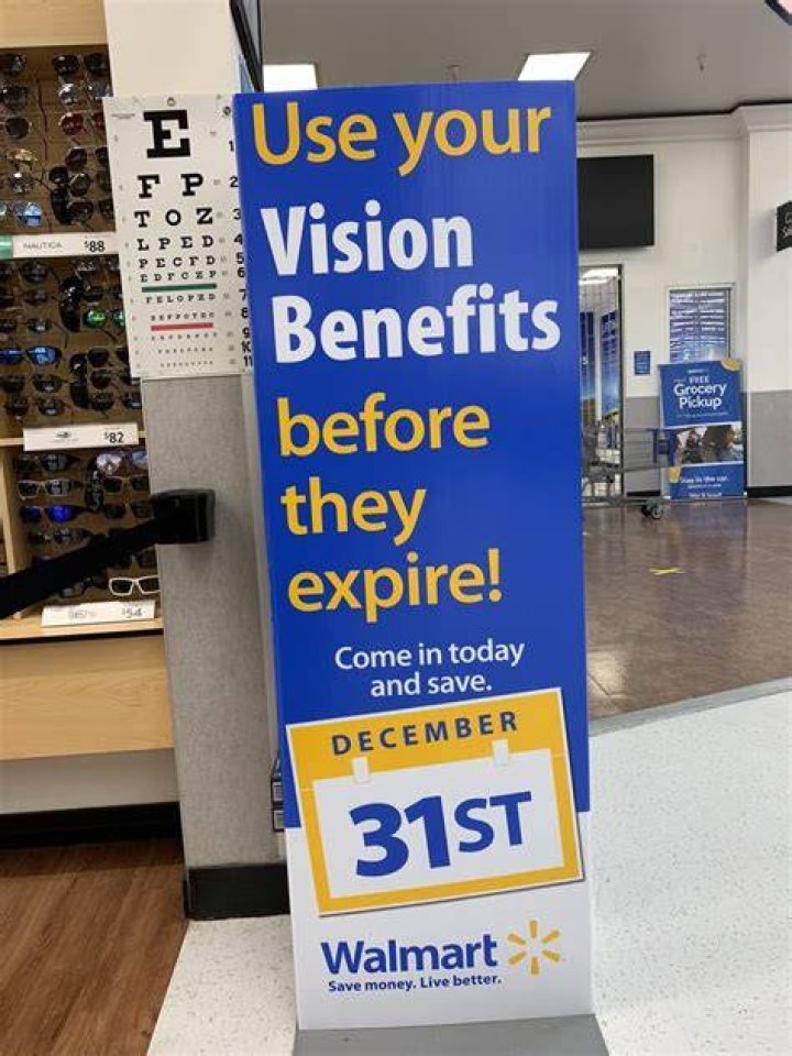 How much do Walmart Opticians make?